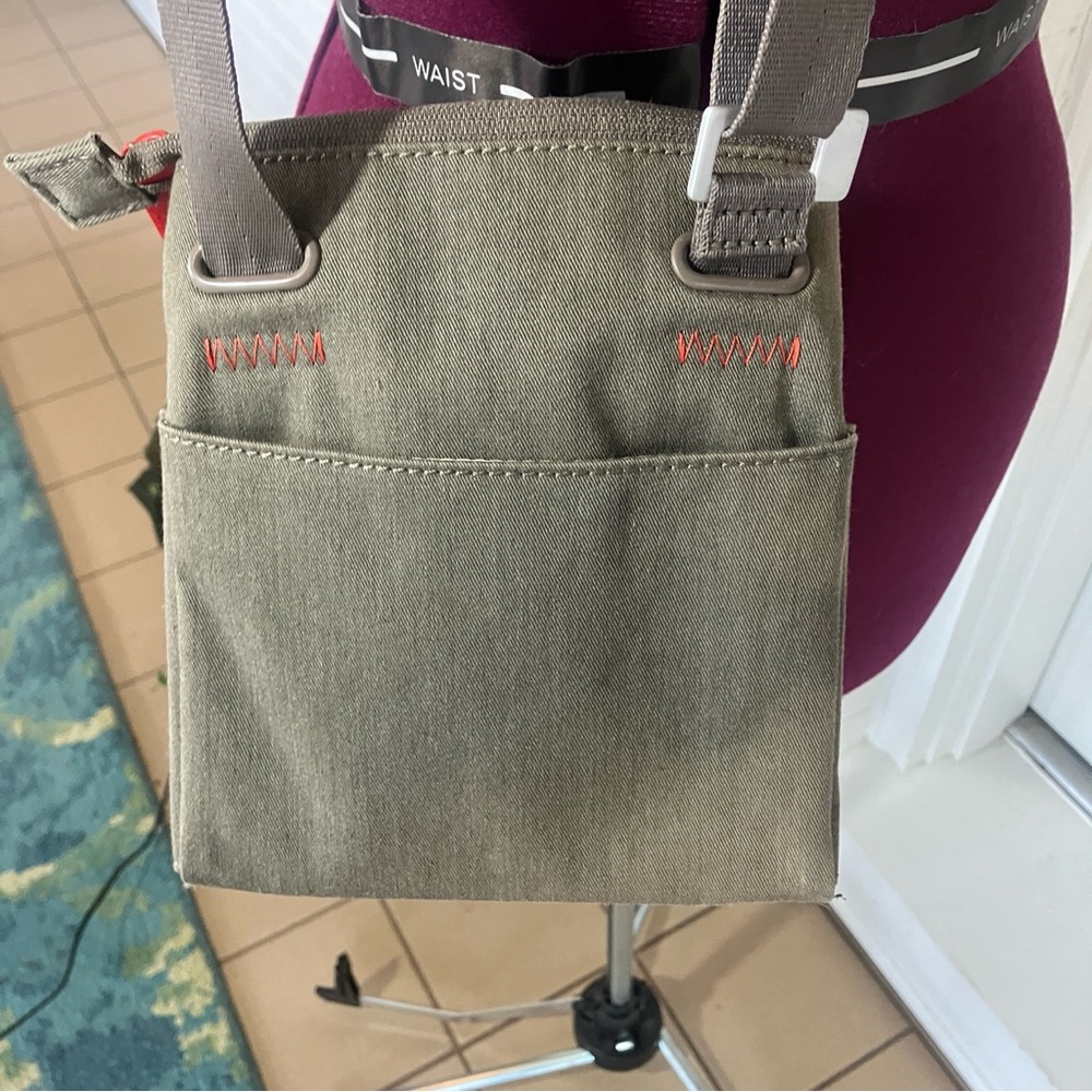 Sherpani Lima Crossbody Bag – Olive Green – Lightweight Travel like new - Picture 3 of 5